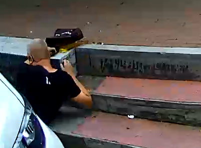 大连一小区附近，一辆商务车失控从台阶冲下，危急时刻她们冲了过来……