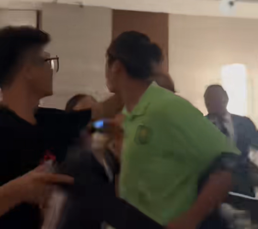 体坛快评|与球迷起冲突，张玉宁深夜道歉，惨败后劲更得往一处使