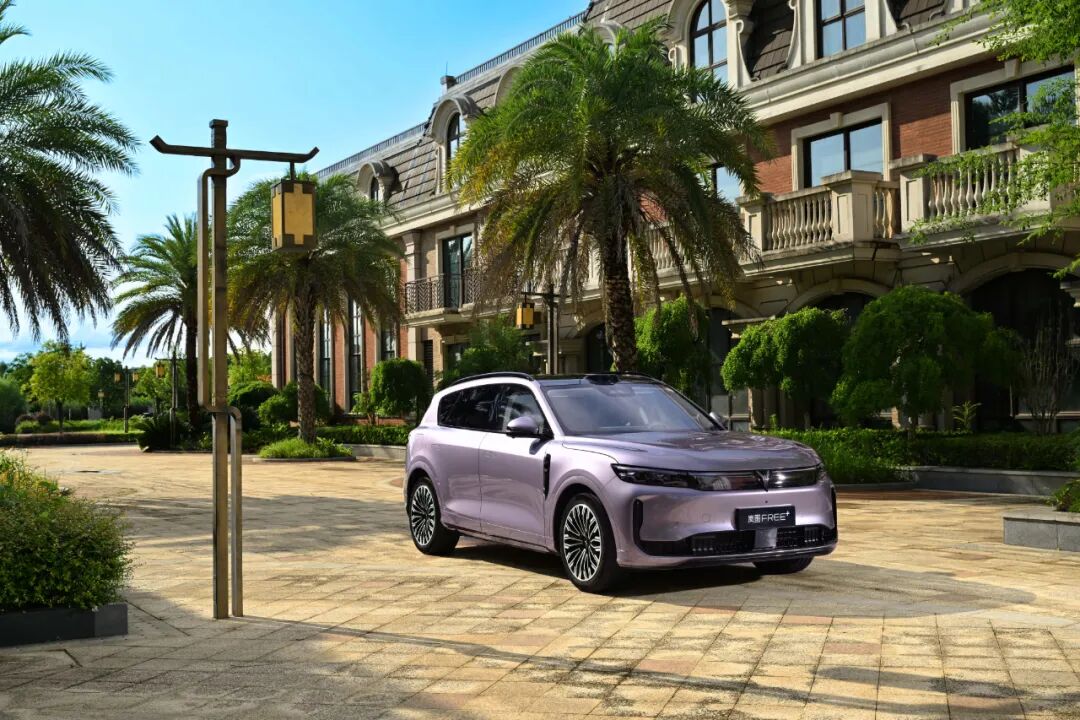 岚图汽车谋变：产品+技术助推销量创新高，冲刺港股奔赴“新战场”