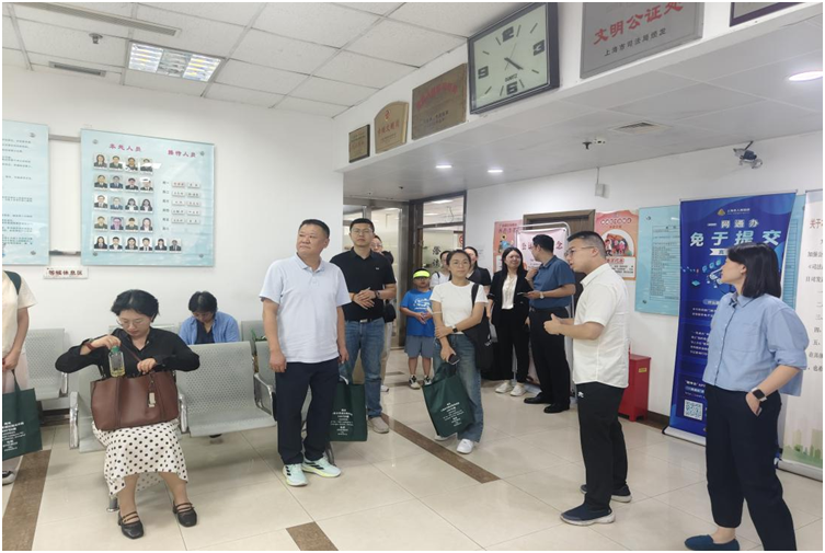 图为代表们参观公证接待大厅、咨询窗口和线上办证体验区等功能区域
