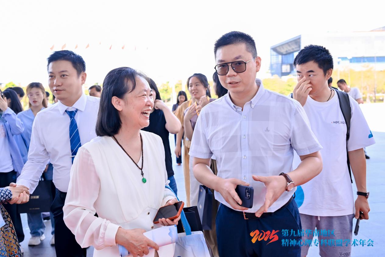 通达电气医疗事业部总经理刘畅(前排右一)