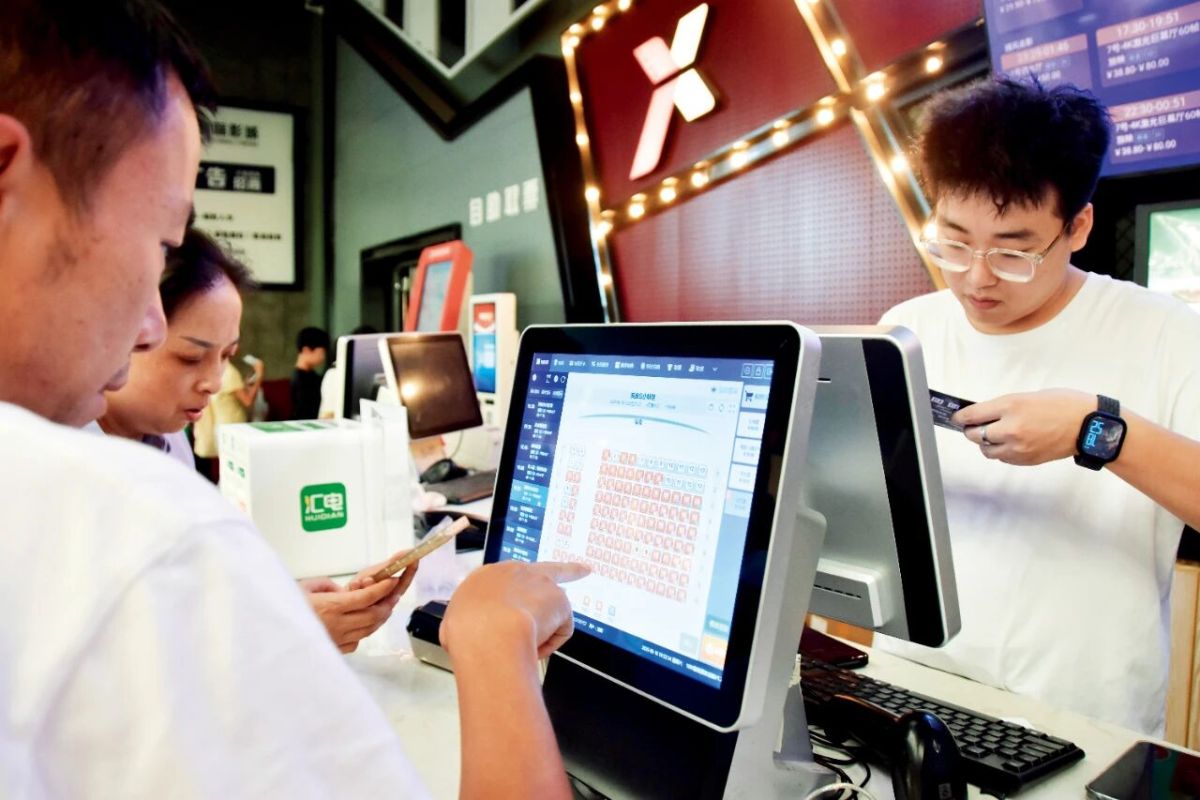 8月16日，云南蒙自观众在喜悦国际影城选购动画喜剧《浪浪山小妖怪》电影票。图/视觉中国