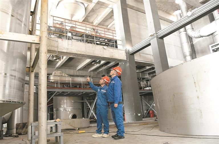 在年产3万吨高氯酸钾项目施工现场检查设备安装情况。本报记者 李庆玲 摄