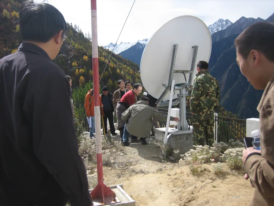 张志国和团队在林芝机场对空台测试Ku卫星接收站型号