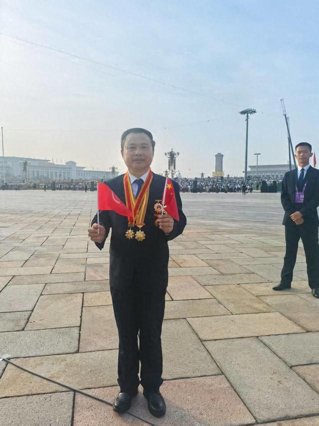 ▲天能控股集团党委书记、董事长张天任