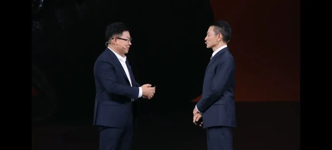 余承东与刘德华合影,称刘德华是自己心目中最帅的男人。