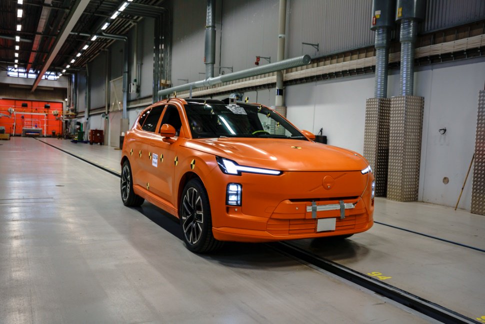 预售背后的安全底气：全新XC70中心柱碰撞测试硬核结果曝光