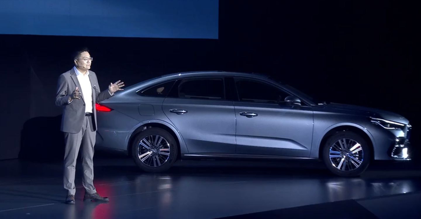 吉利银河星耀 6 电混家轿首秀：目标“国民神车”，“2L 级全球最低油耗”