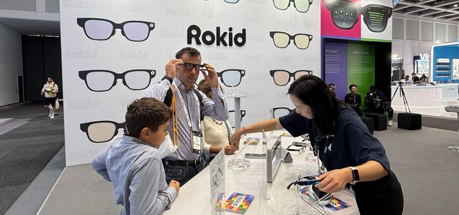 ▲海外用户体验Rokid Glasses