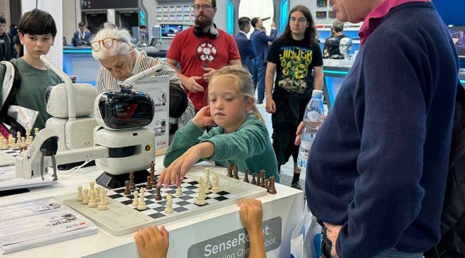 ▲海外小朋友与商汤圆萝卜机器人对弈