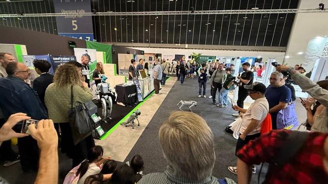 ▲宇树科技展台前人群聚集