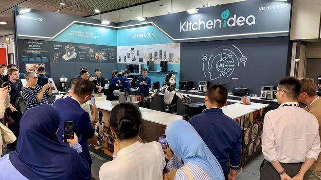 ▲田螺云厨烹饪机器人引来人群围观