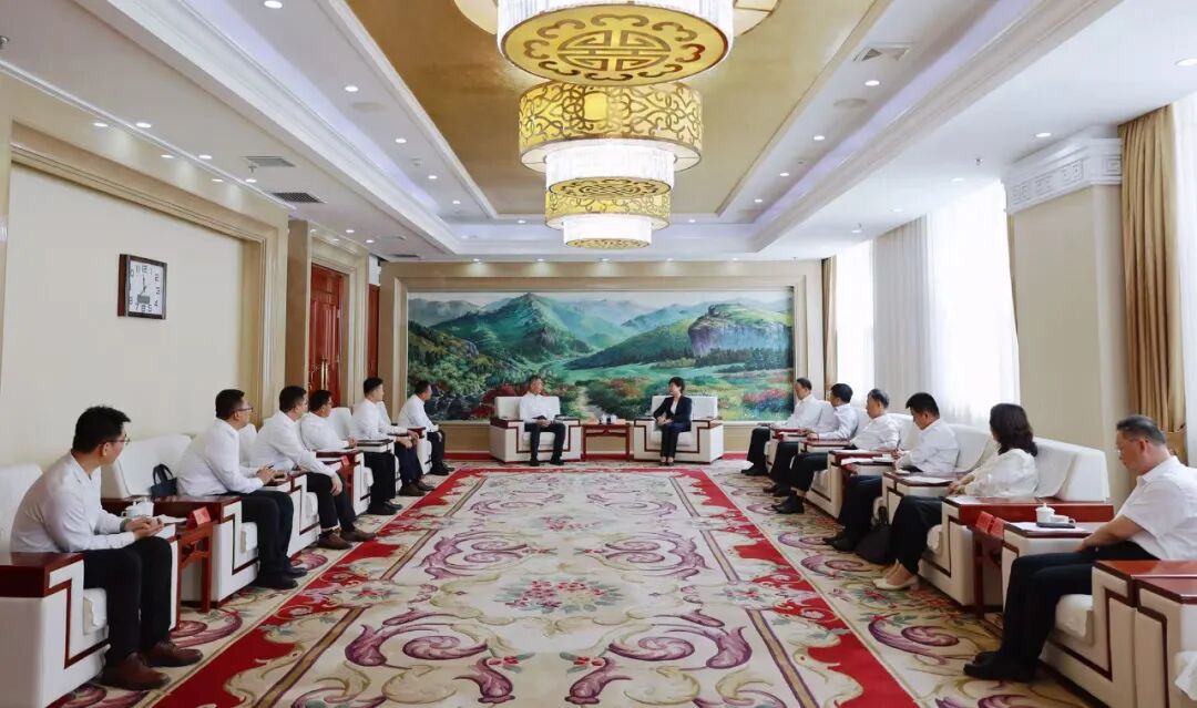 盟委书记黄雅丽,盟委副书记、盟长白海林会见华润集团副总经理韩跃伟一行。