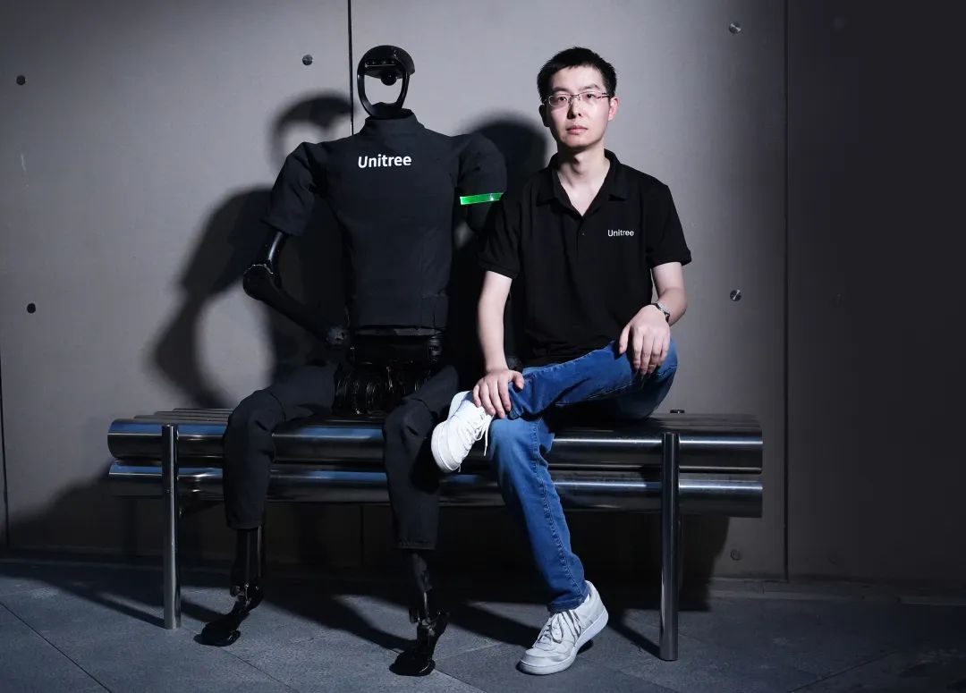 王兴兴和宇树科技机器人|图源:宇树科技官网