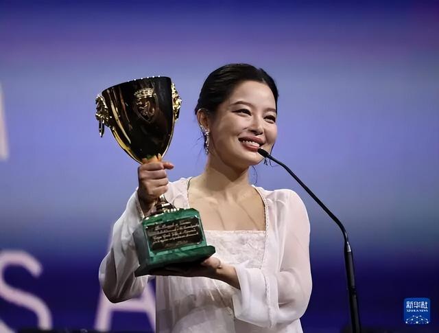 9月6日，在意大利威尼斯，辛芷蕾夺得第82届威尼斯电影节最佳女演员奖。新华社记者 李京 摄