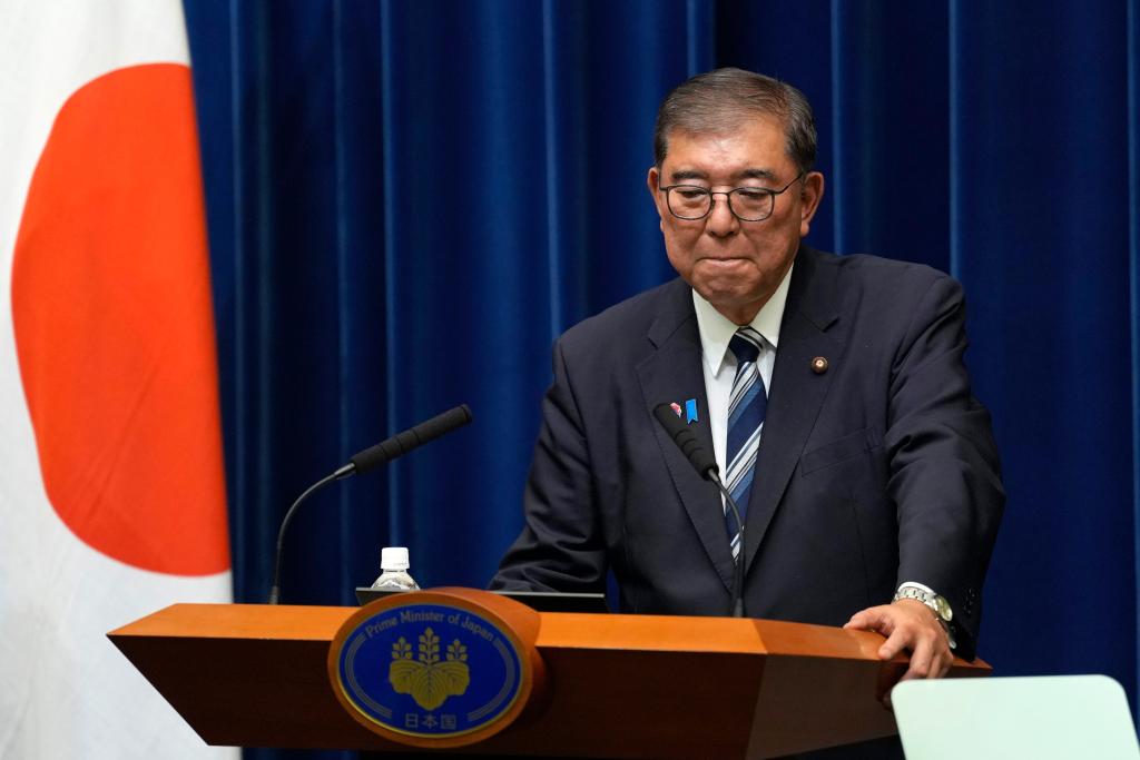 9月7日,日本首相、自民党总裁石破茂在日本东京首相官邸出席记者会。新华社发(Pool图片,花井亨摄)