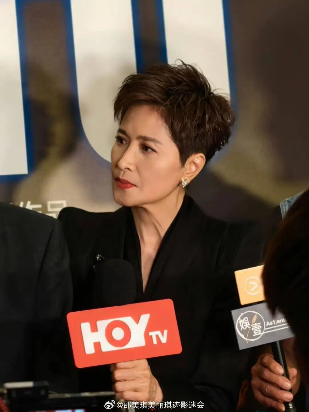 著名演员邵美琪罕见露面，60岁的她留着短发，身穿帅气黑西装，颜值依然能打