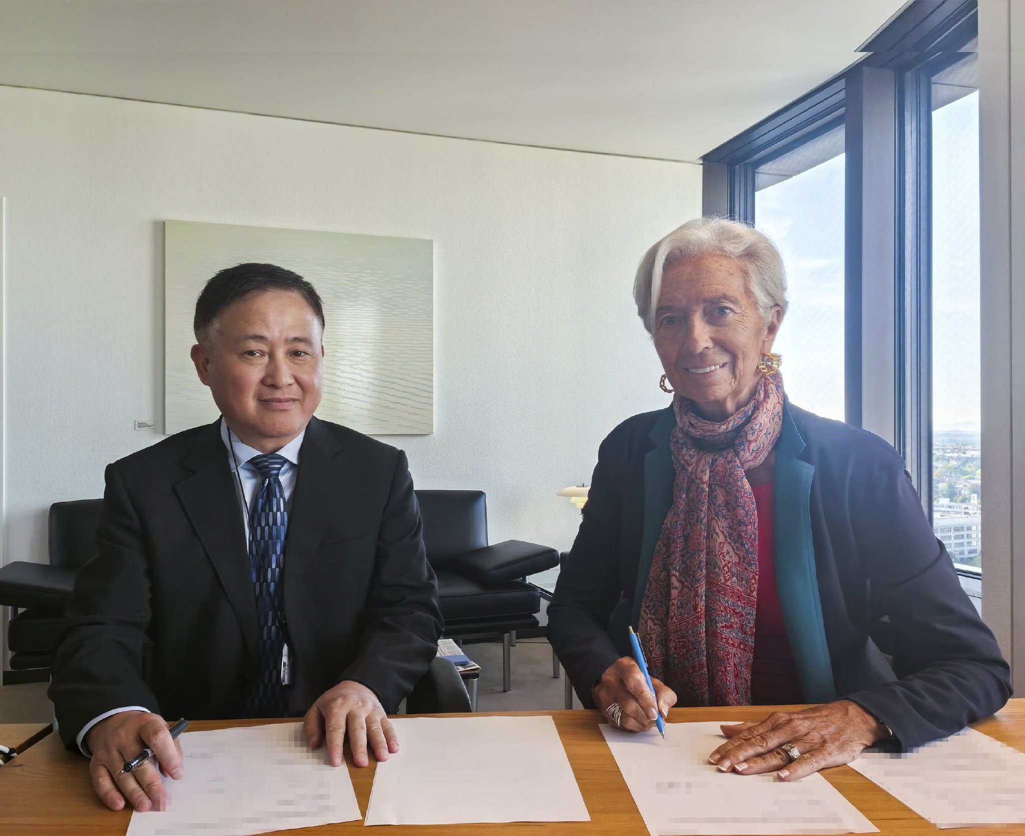 中国人民银行行长潘功胜与欧洲中央银行行长拉加德续签中欧双边本币互换协议