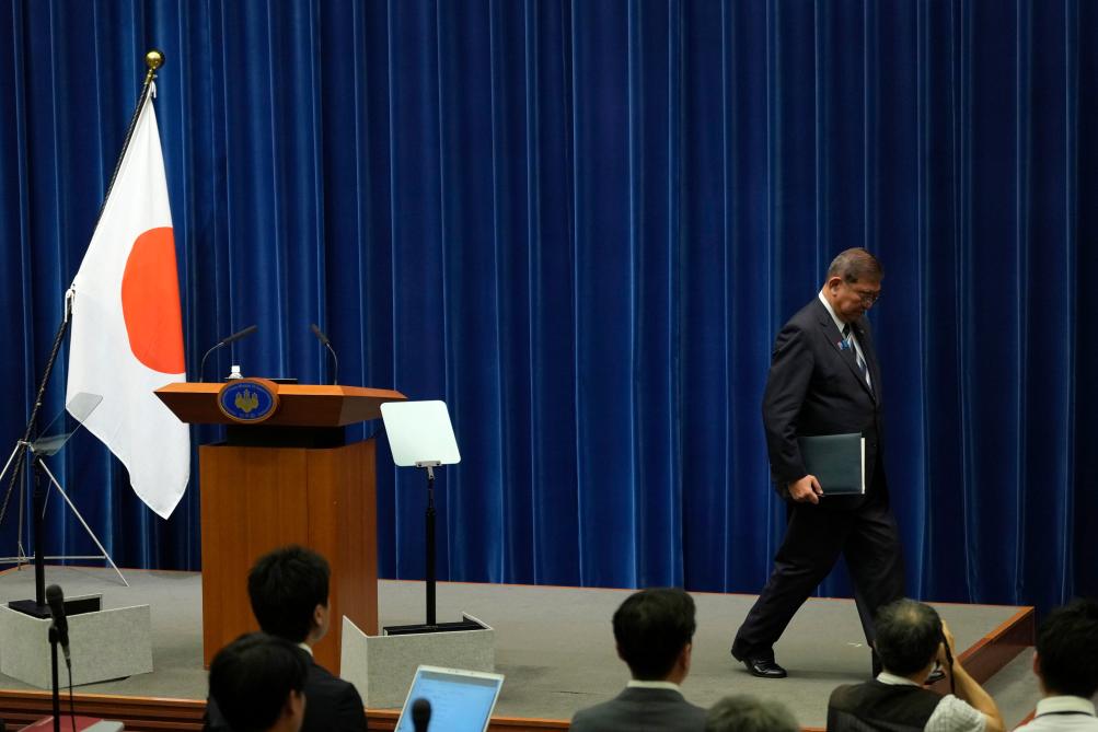 9月7日,日本首相、自民党总裁石破茂在日本东京首相官邸出席记者会后离开。新华社发(Pool图片,花井亨摄)