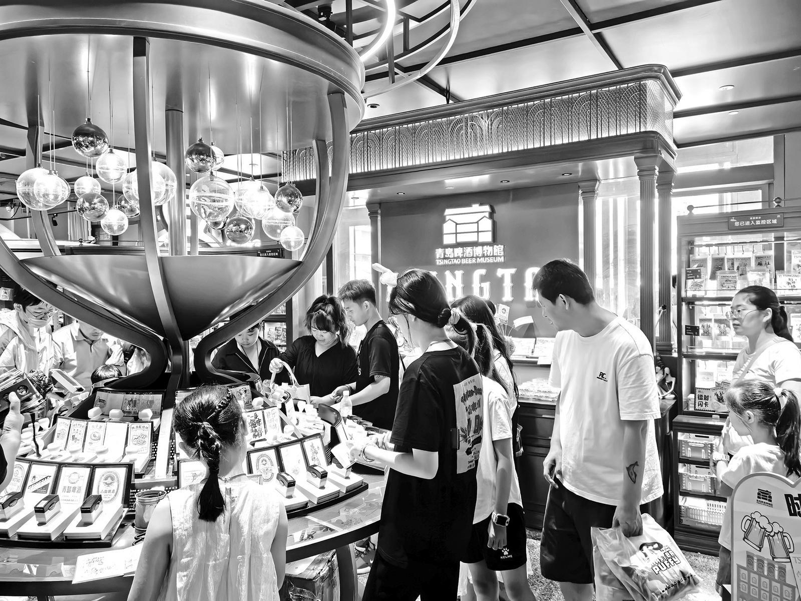 游客正在青岛啤酒博物馆选购文创商品