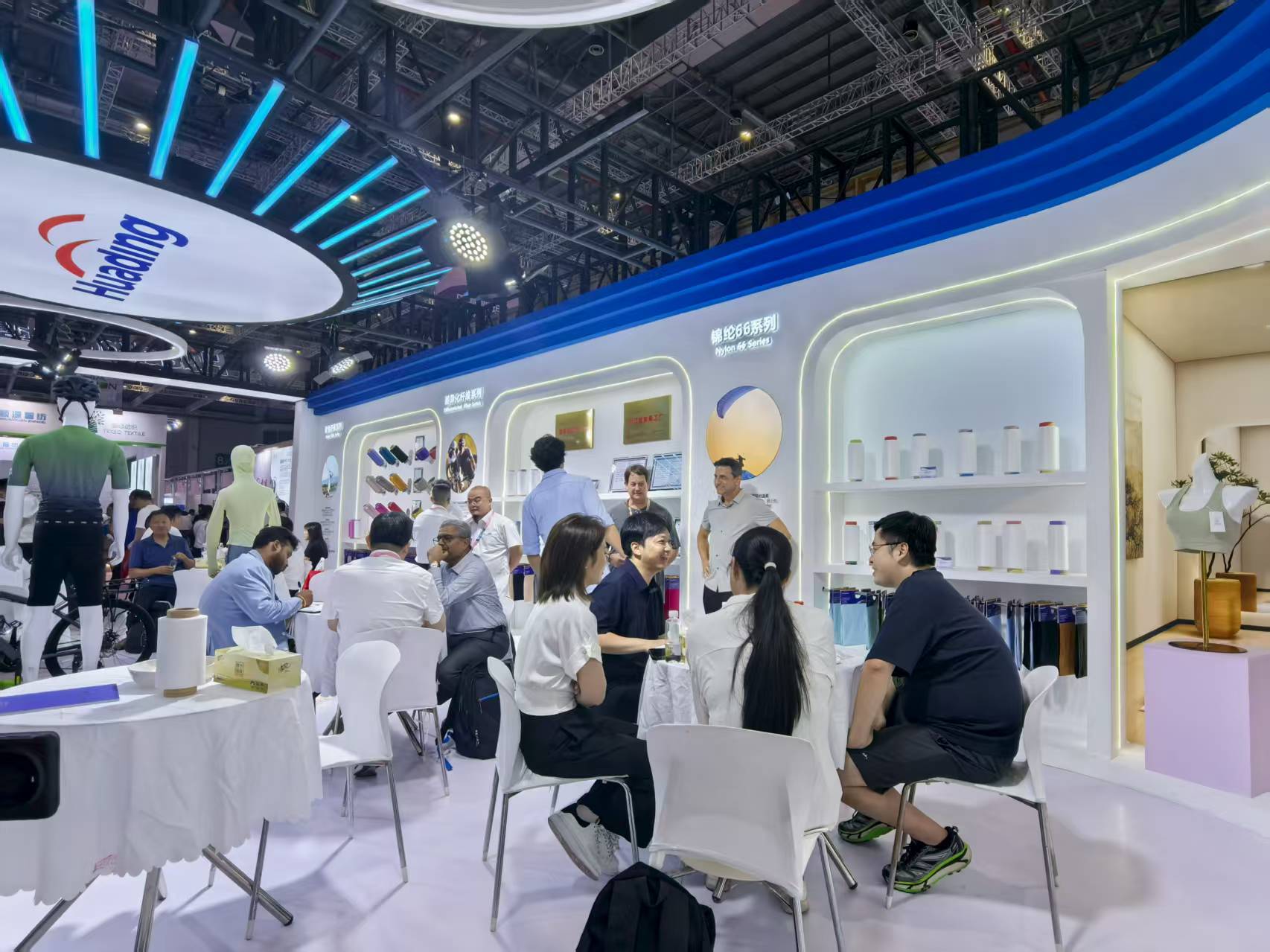 2025中国国际纺织纱线(秋冬)展览期间,客商在华鼎股份展位交流业务 上证报记者 曾庆怡 摄