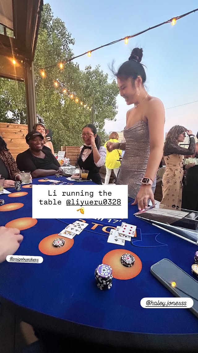 李月汝身着吊带裙和队友打扑克 佩奇：她把我钱全赢走了