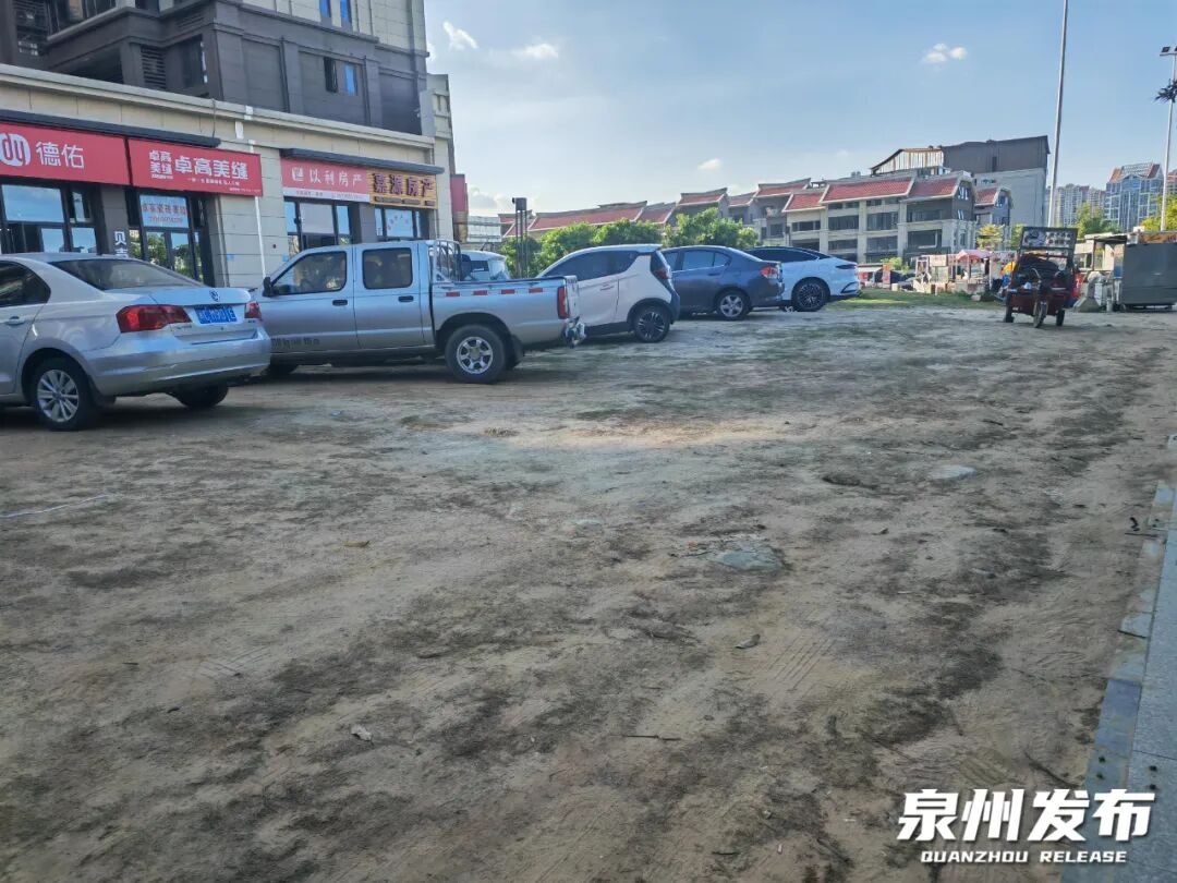 绿地被车辆反复碾压,已经变成黄土地。 (吴先生 供图)