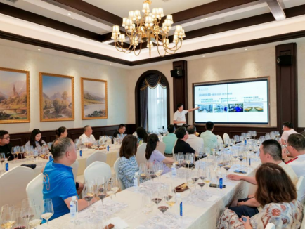 图为安诺酒庄举办游客品鉴会