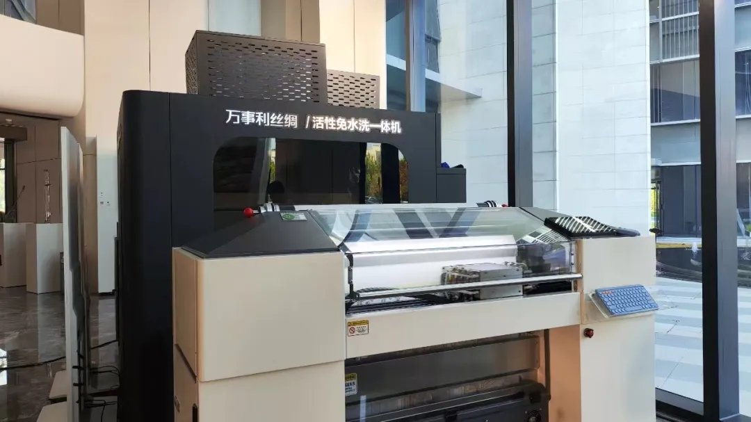 万事利免水洗印染一体机生产丝绸。任德辉 摄