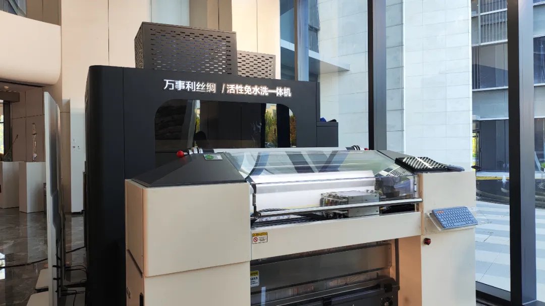 万事利免水洗印染一体机生产丝绸。任德辉 摄