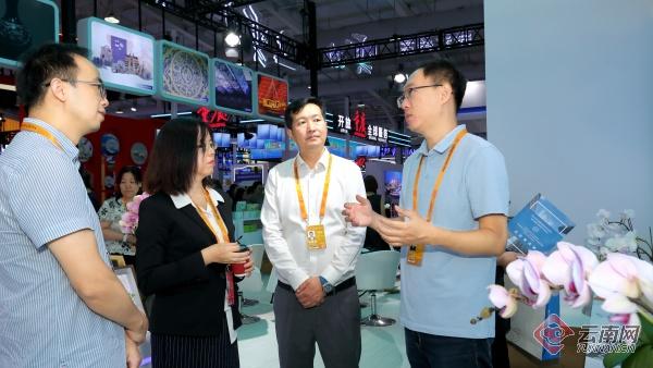 北京华科众合科技有限公司向嘉宾介绍智慧农业解决方案引入云南