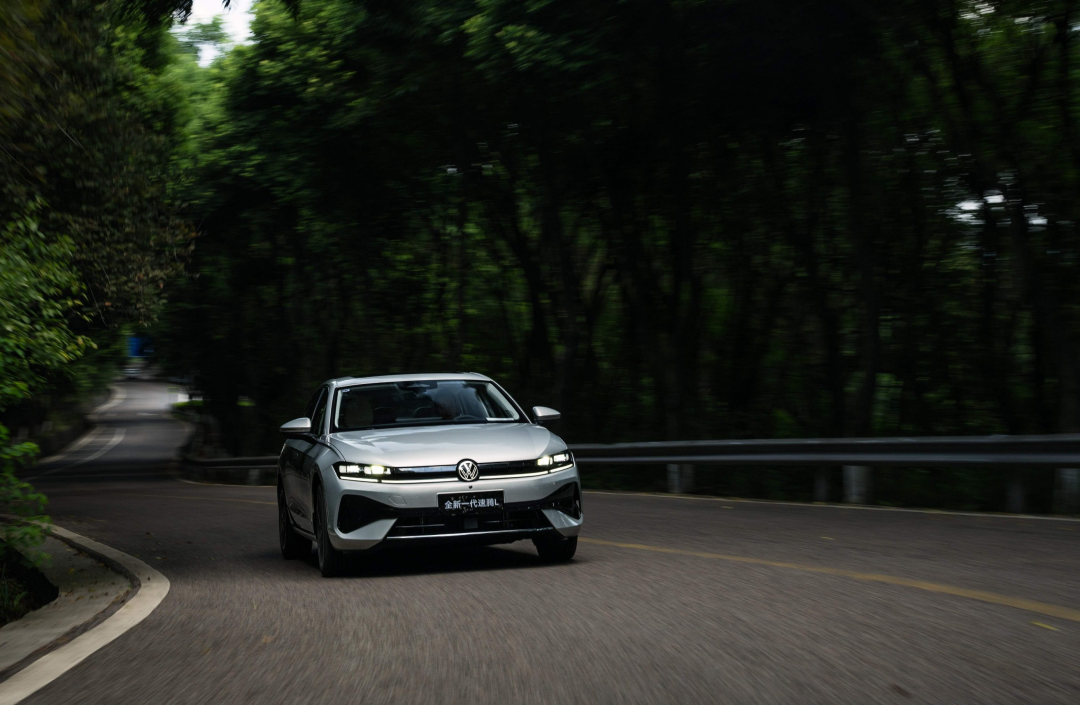 突然大降价！轩逸裸车价降至5.98万元，多车企跟进：朗逸新锐裸车7.3万元，雷凌全系优惠4万元，卡罗拉全系打折