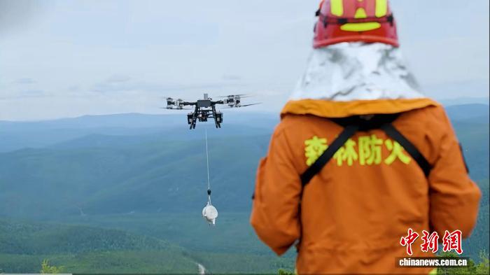 8月28日,大興安嶺地區呼中林業局森林消防員用無人機吊運滅火裝備。(大疆運載供圖)