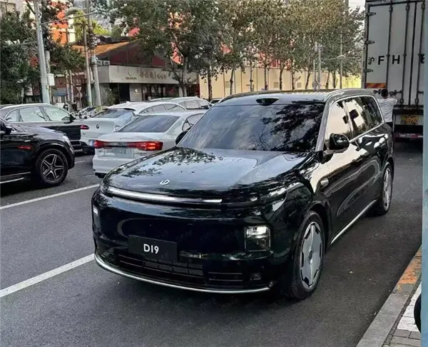 理想问界结合体 零跑大型旗舰D19实车首曝：六座家用SUV黑马来了
