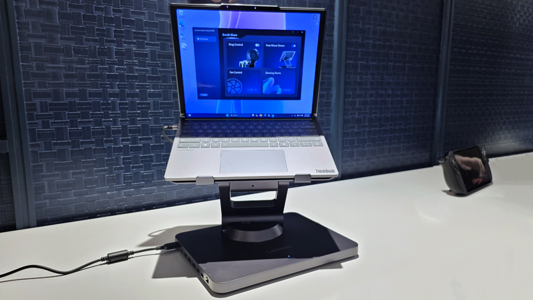 联想在 IFA 期间发布的智能跟随笔记本支架 | 图片来源:极客公园