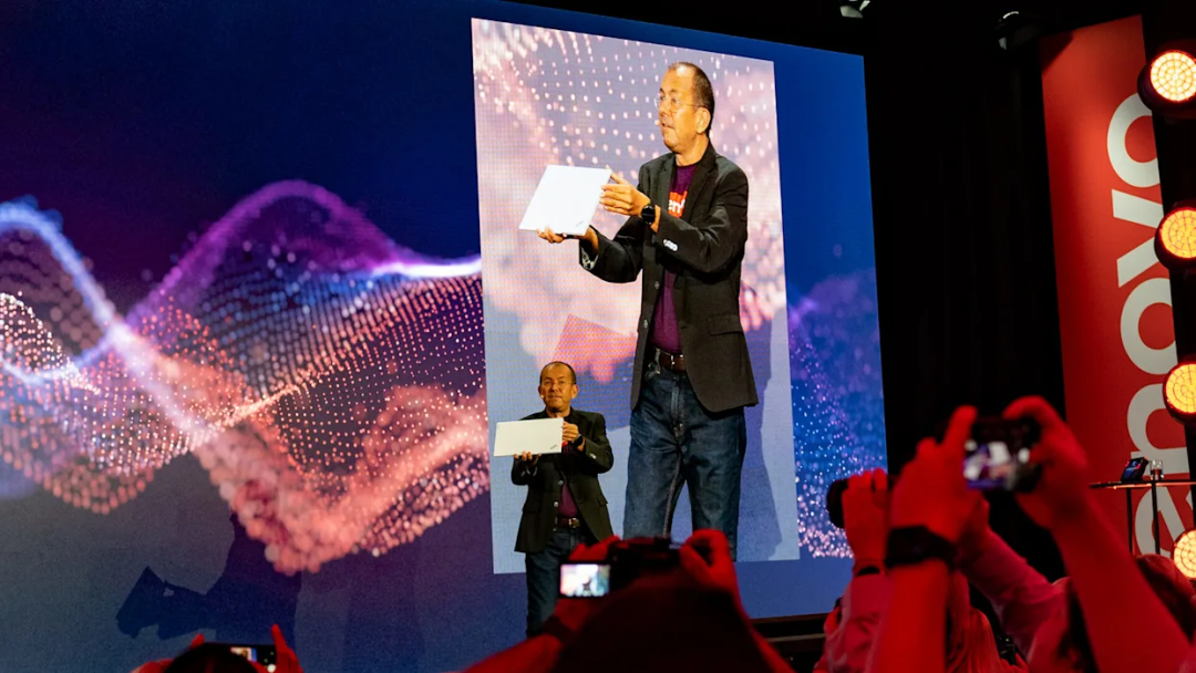 联想在 IFA 期间发布会的数款产品,本质上都是在 AI 时代下为围绕用户新需求而服务 | 图片来源:极客公园