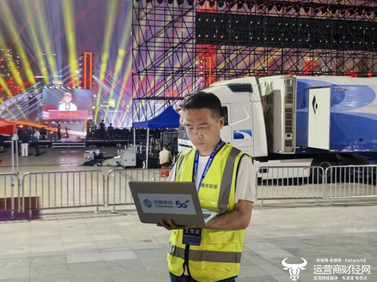 (湖北移动网络保障工作人员在2025长江文化艺术季开幕式现场护航网络畅通)