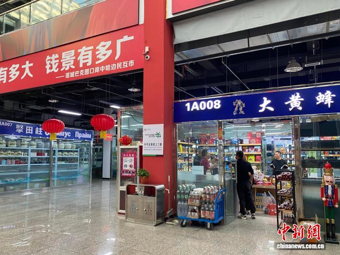 （砥砺奋进七十载 天山南北谱华章）塔城丝路商城里的“大黄蜂”和“擎田柱”