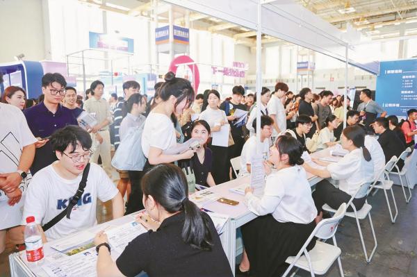 宁波市第二十六届高洽会现场。