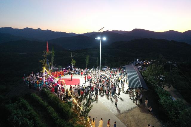 陡山河乡白马山村山顶小广场。王丹 摄