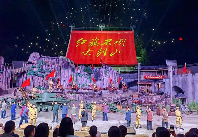 《红旗不倒大别山》演出现场。王丽君 摄