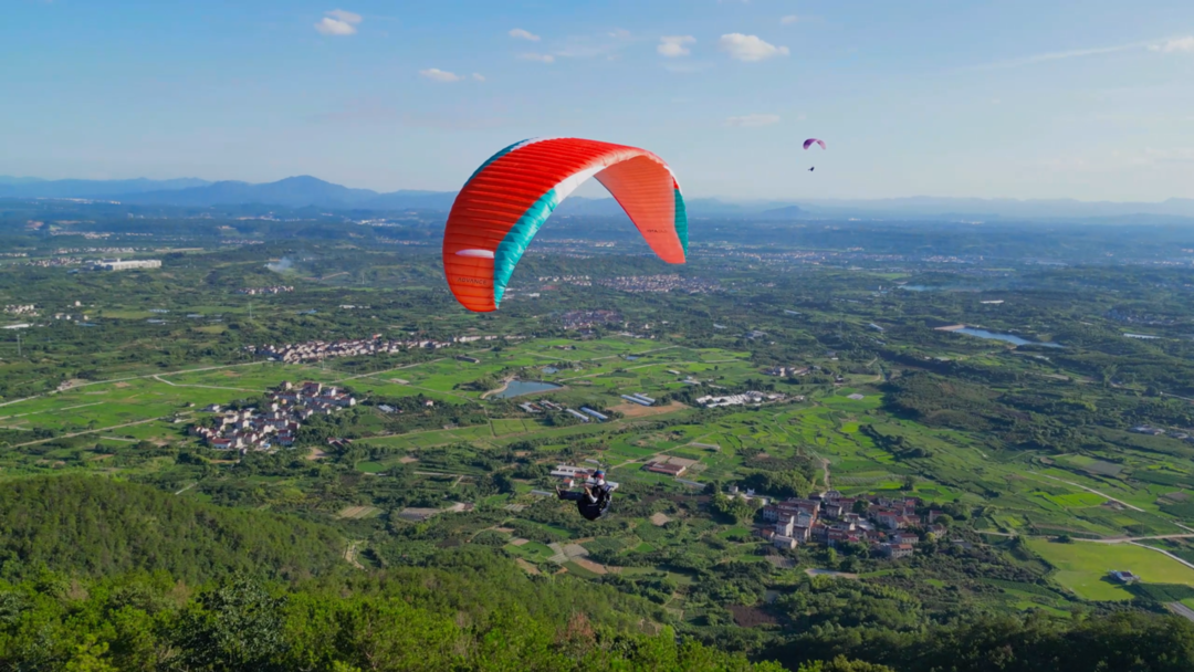 绍兴市首个无动力滑翔伞训练基地落户嵊州黄泽。
