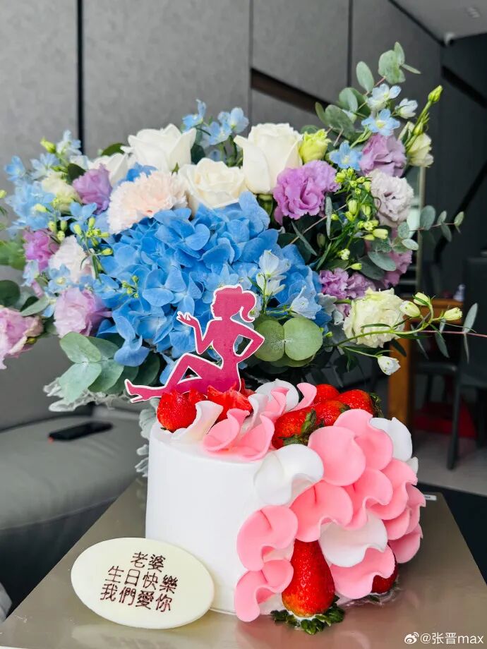 张晋晒一家五口合照为蔡少芬庆52岁生日：老婆过得开心，以后就有好日子！两人结婚17年，育有两女一子