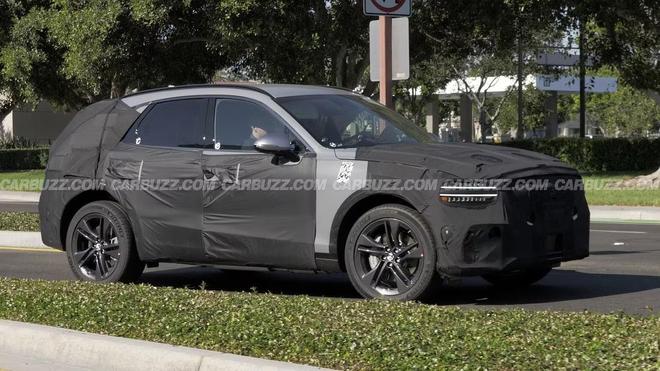 增程电动版捷尼赛思 GV70 SUV 路测图曝光，方正前脸 + 全新尾灯