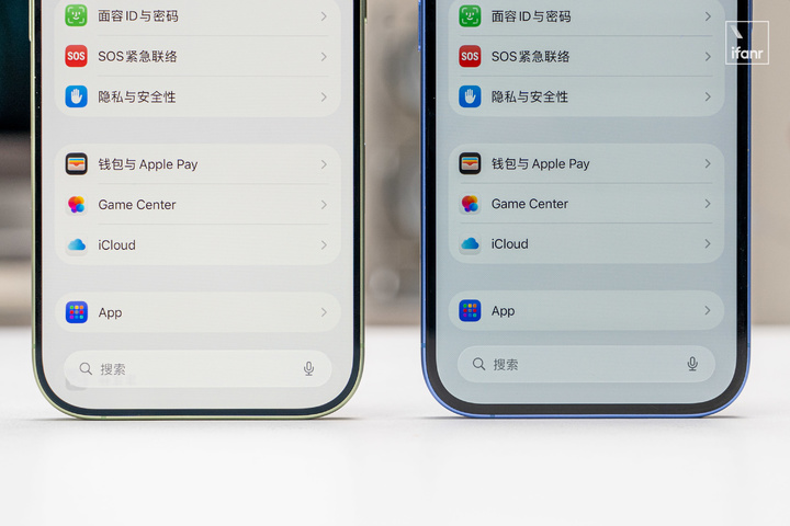 ▲左边为 iPhone 17，右边为 iPhone 16