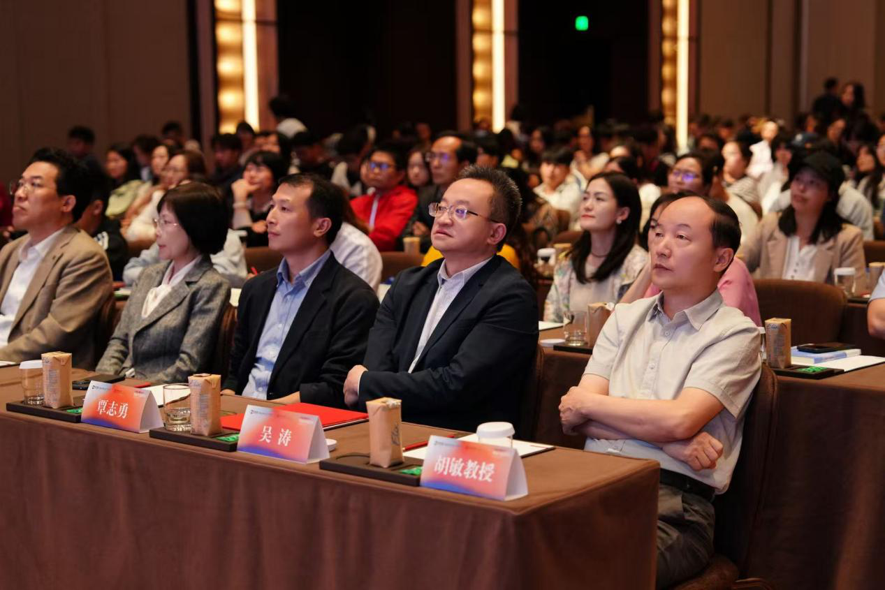 中国银行云南省分行和新航道昆明学校成功举办“家有儿女要留学”跨境金融教育主题报告会