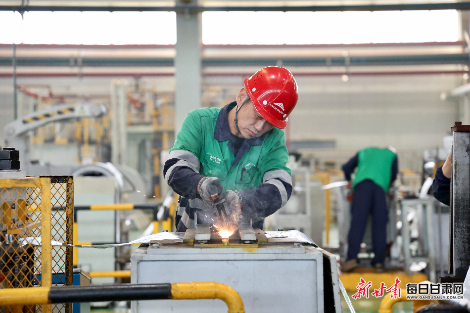 　　工作人员正在进行物料焊接。新甘肃·每日甘肃网记者 陈德政 摄