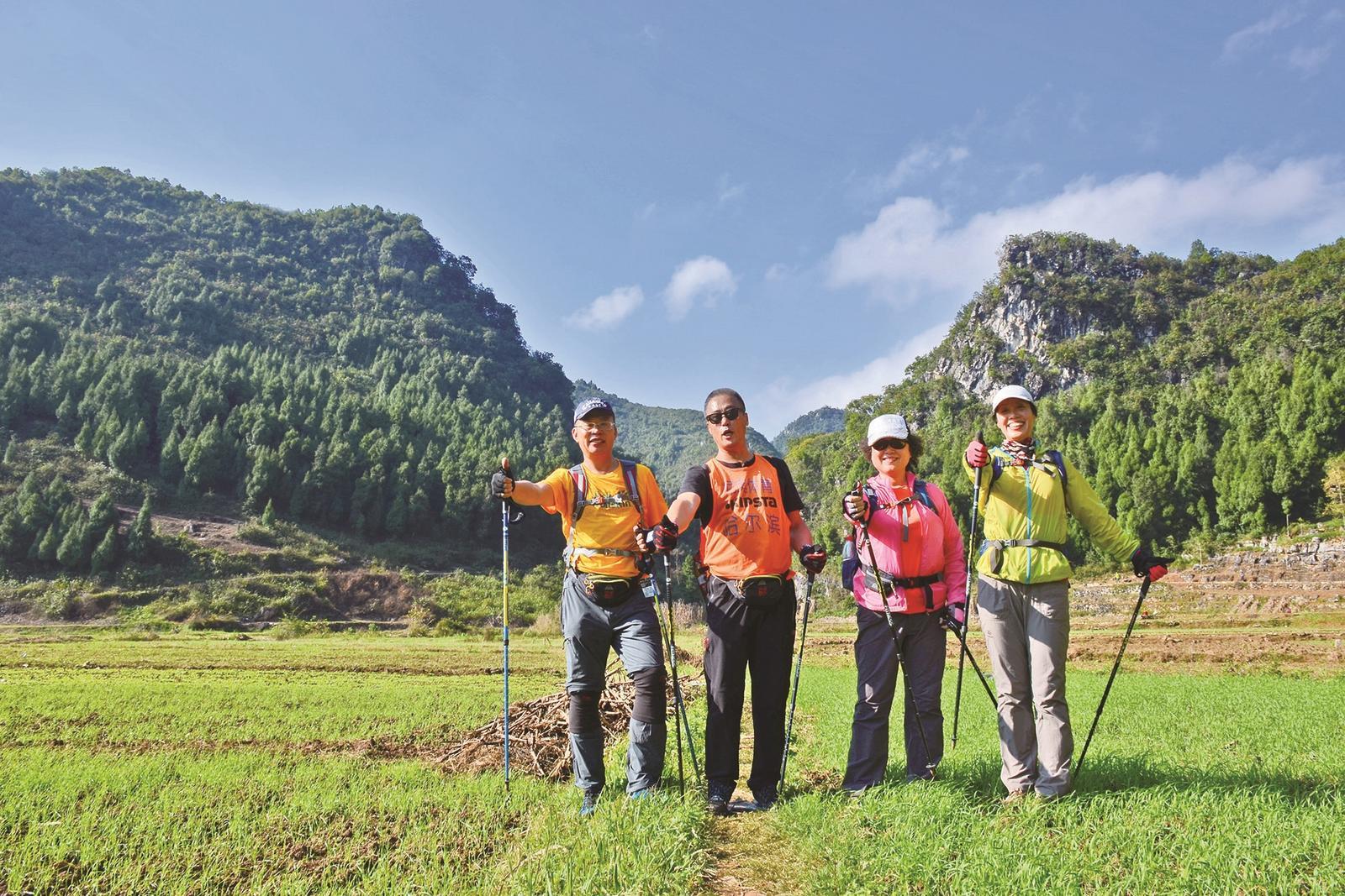中老年游客在贵州黔西南万峰林景区参加徒步活动 本报记者 陈晨 摄