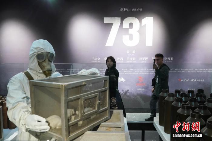 圖為觀展人員在展內拍攝細菌炸彈實驗台。中新社記者 趙宇航 攝