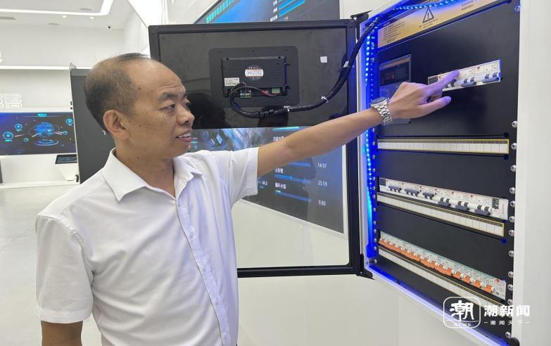 天正技术人员演示智慧微型断路器开合闸 季建荣摄